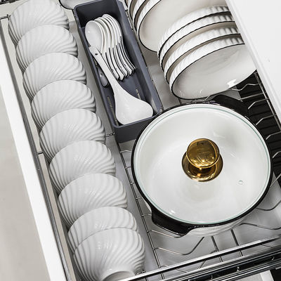 Set di stoviglie in ceramica in porcellana bianca con bordo nero