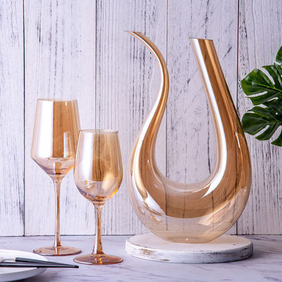 Presenta ai tuoi cari con eleganti calici di vino rosso in ambra a forma di U
