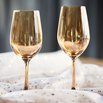 Presenta ai tuoi cari con eleganti calici di vino rosso in ambra a forma di U