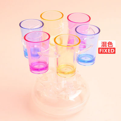 Dispenser e porta bicchieri per appassionati di whisky e cocktail