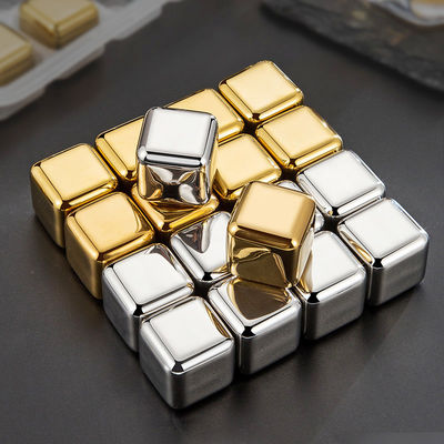 Gli amanti del whisky devono avere cubetti di ghiaccio di metallo per raffreddare