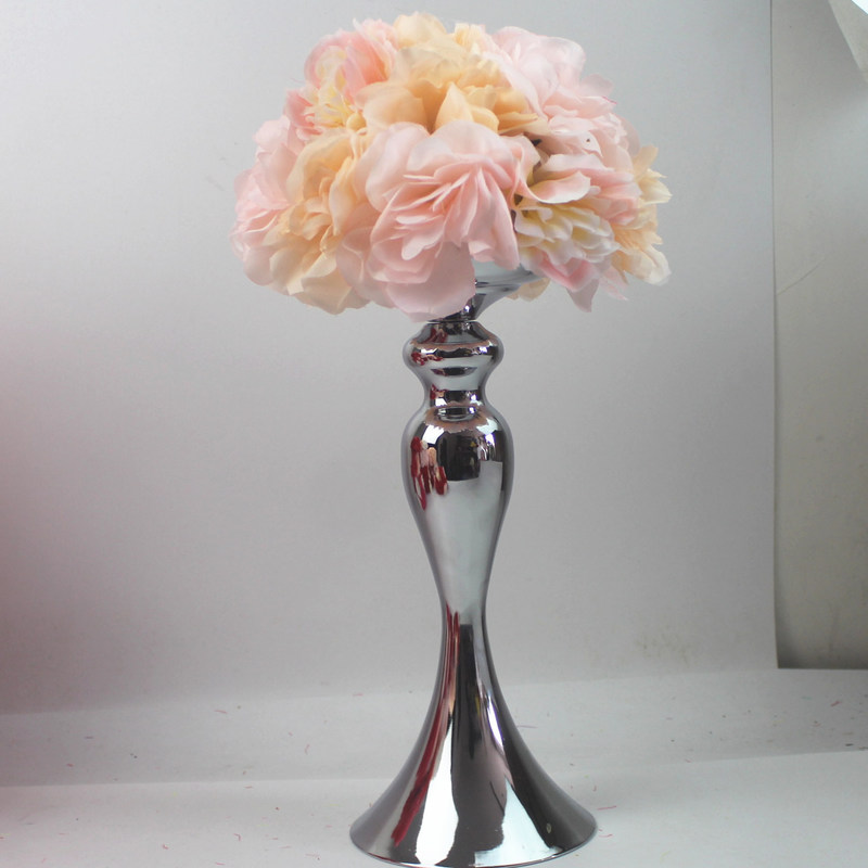 Bella palla artificiale di fiori per una sofisticata decorazione della tavola per la festa della mamma