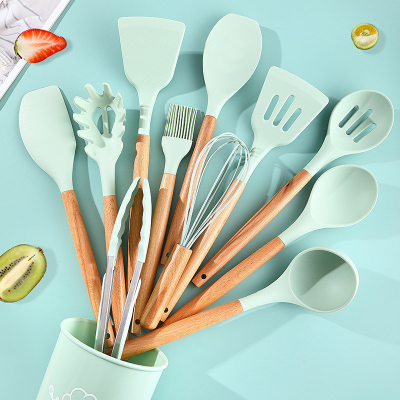 Strumento di cucina sostenibile con spatola di silicone antiaderente e maniglia di legno