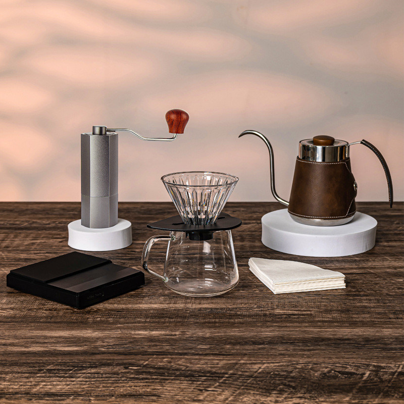 Stocked e minimalista popolare versare sopra la caffettiera per la preparazione del caffè