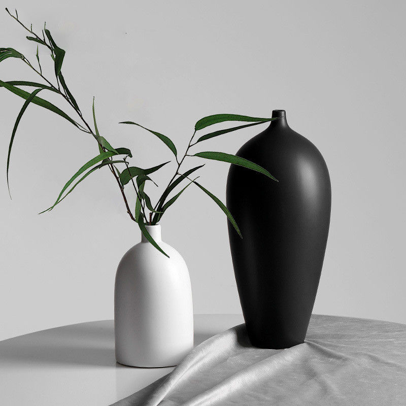 Elegante vaso in ceramica in bianco e nero per la decorazione del tavolo nel soggiorno moderno