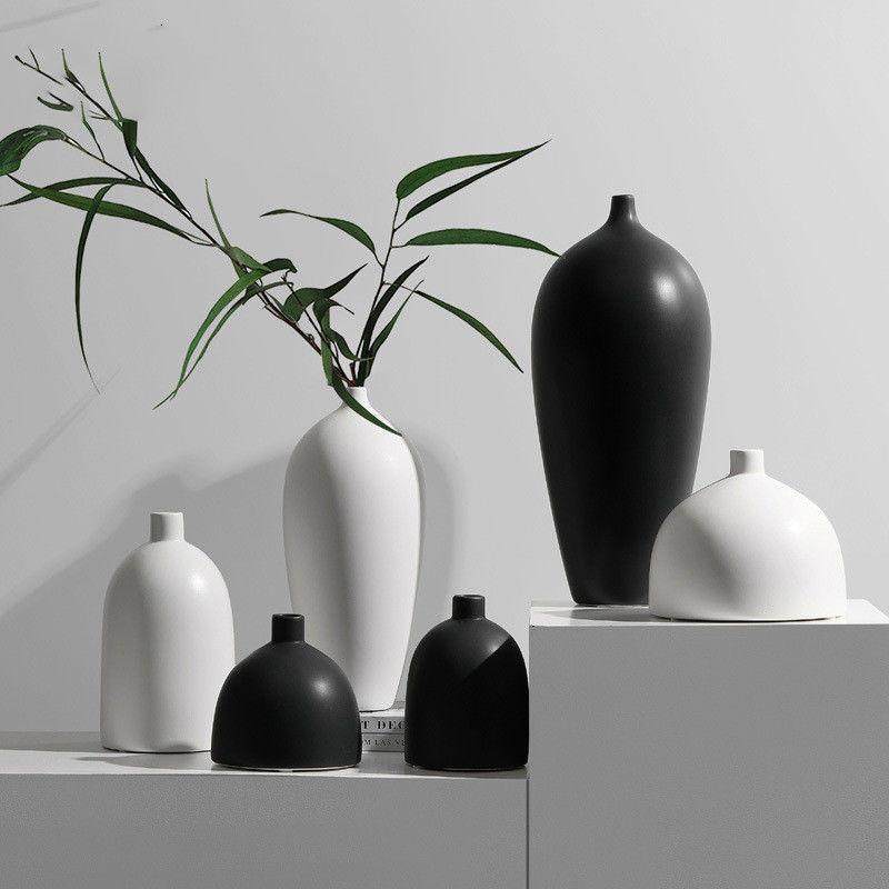 Aggiungi un tocco di raffinatezza alla tua casa con questo vaso in ceramica in bianco e nero