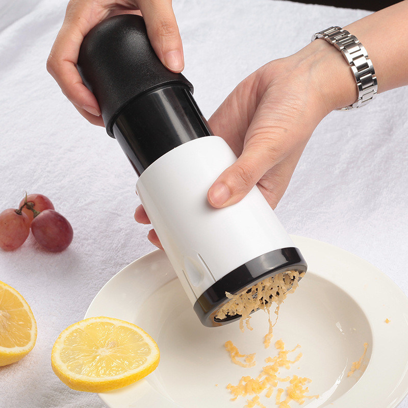 Grillate senza sforzo formaggio e pepe con un gadget da cucina in bambù multifunzionale