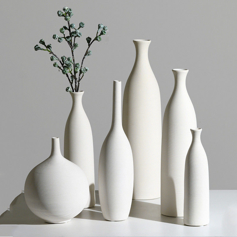 Vaso di ceramica bianca moderno e elegante per l'arredamento del soggiorno e le composizioni floreali fresche