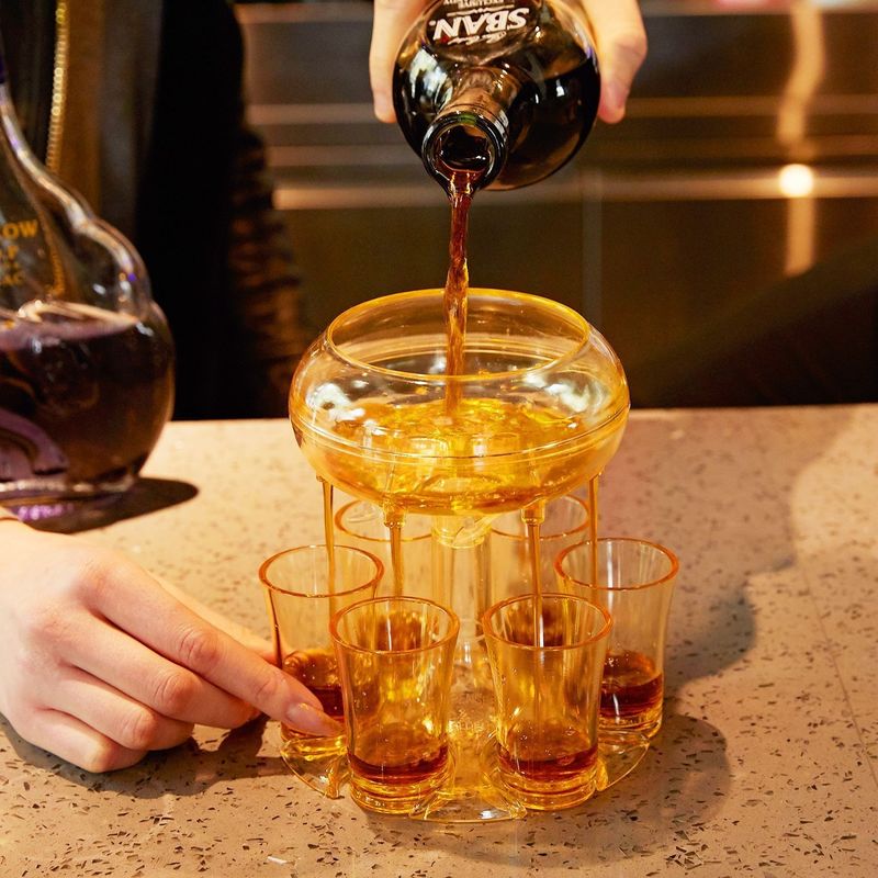 Dispenser e porta bicchieri per appassionati di whisky e cocktail