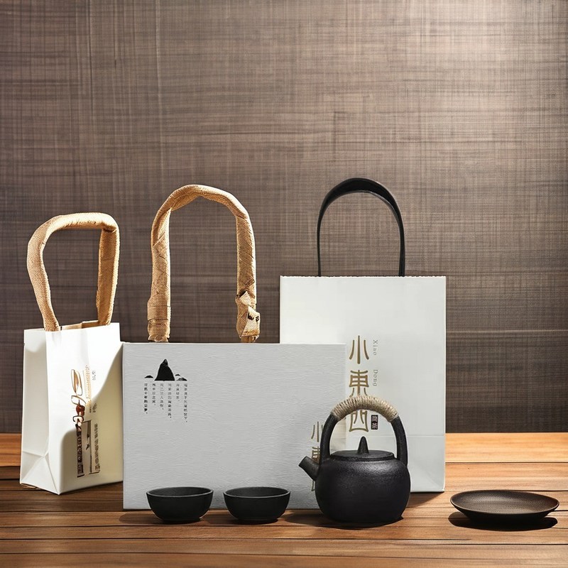 Set di tazze e piatti in ceramica per il caffè e il latte